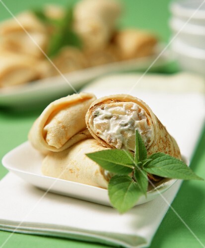 Gefüllte Crepes mit Ananas und Walnüssen