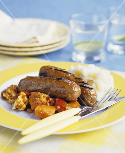 Gegrillte Würstchen mit Gemüse und Kartoffelbrei