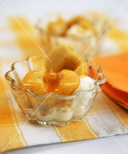 Butterscotch-Äpfel auf Vanilleeis