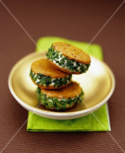 Sandwich biscuits with soft cheese and chive filling