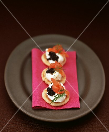Mini-Blinis mit Sahnemerrettich, Räucherlachs und Kaviar