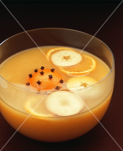 Fruchtpunsch in einer Glasschüssel