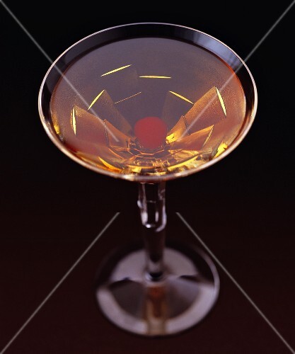 Ein Manhattan mit Cocktailkirsche