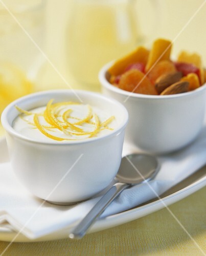 Früchte und Nüsse mit Zitronencreme zum Dippen