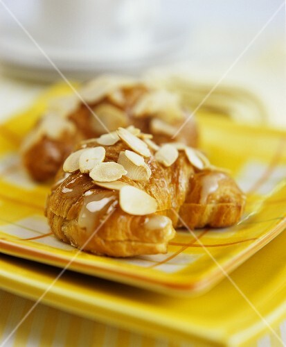 Croissants mit Honig und Mandeln