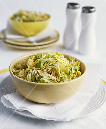 Asiatischer Chinakohlsalat mit Nudeln und Frühlingszwiebeln