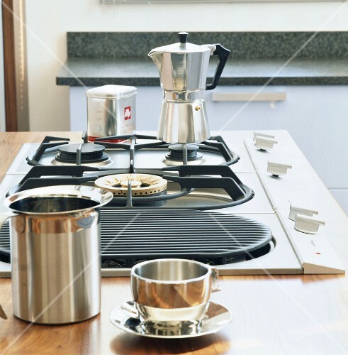Espresso in Espressokanne auf Gasherd zubereiten