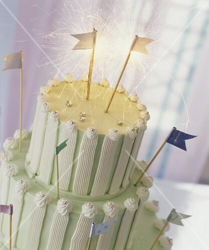 Festliche Torte mit Wunderkerzen-Fähnchen