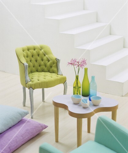 Pastel-coloured accessories for a summery ambience