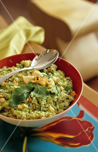 Rice salad with rocket pesto, apples and nuts
