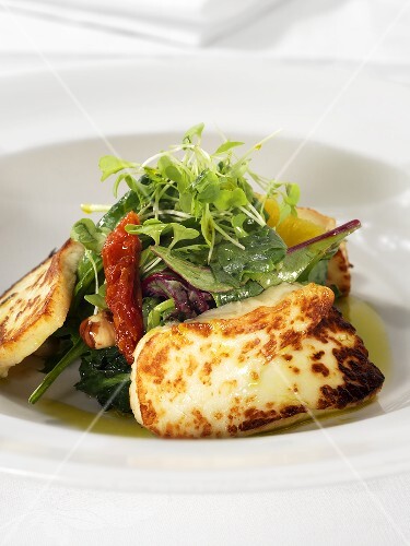 Mixed salad with fried halloumi cheese