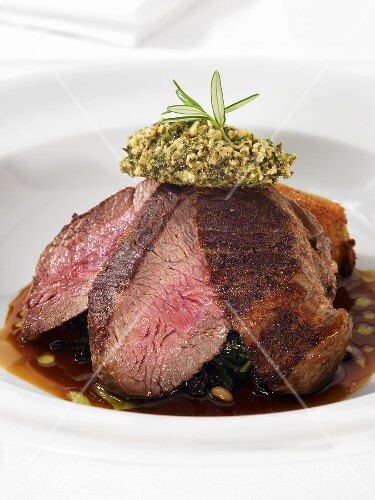 Lammbraten mit Pesto auf Spinat