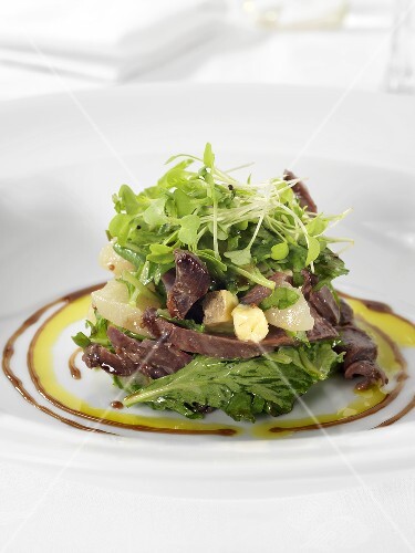 Blattsalat mit Hasenfleisch, Käse und Birnen