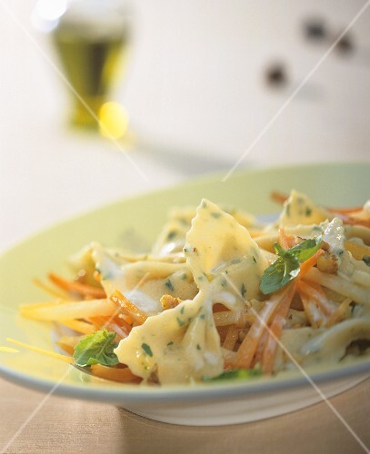 Kräuter-Farfalle mit Kohlrabi, Karotte und Gorgonzola
