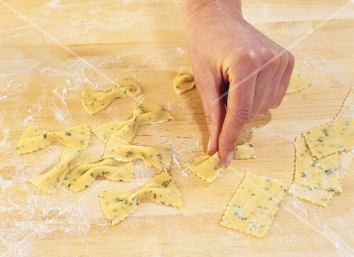 Kräuter-Farfalle herstellen