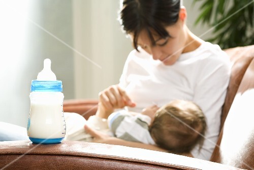 Mutter füttert ihr Baby