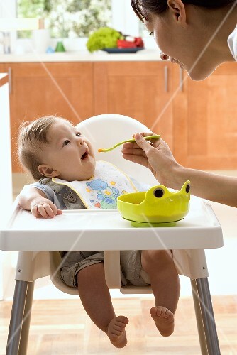 Mutter füttert ihr Baby mit Babybrei