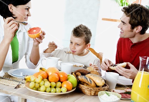 Junge Familie mit Sohn beim Frühstück