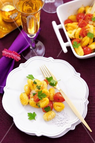 Gnocchi with cocktail tomatoes, mozzarella and parsley