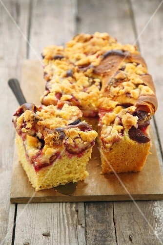 Plum crumble cake