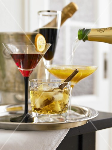 Verschiedene Cocktails (Negroni, Black Velvet, Mango-Mimosa,Calva Spice)