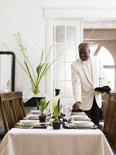 Butler deckt festliche Tafel