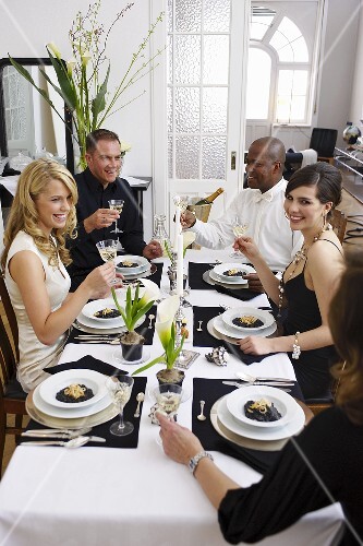 Leute trinken Champagner an festlicher Tafel