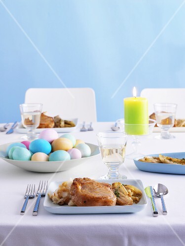 Ostertisch mit Schweinekotelett und Ostereiern