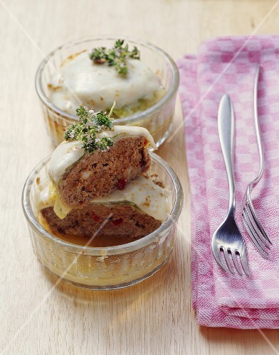 Mince and leeks with mozzarella cooked in ramekins