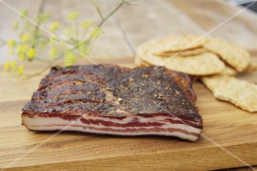 Smoked belly pork with Schüttelbrot (Tyrolean bread)