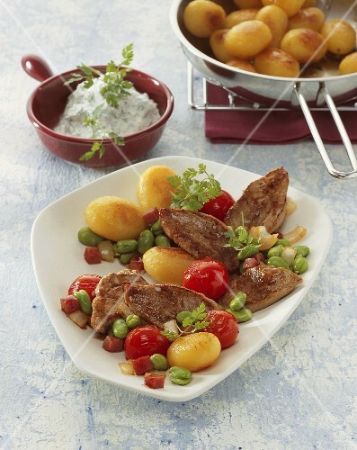 Pork fillet with fried potatoes and chervil sour cream