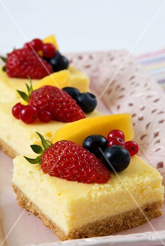 Cheesecake topped with fruit