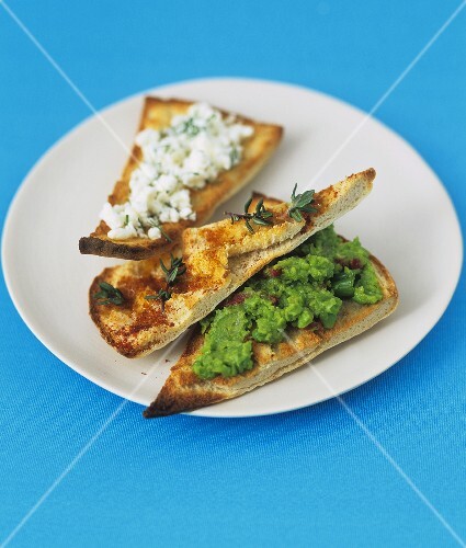 Peas, herbs and herb quark on pita bread