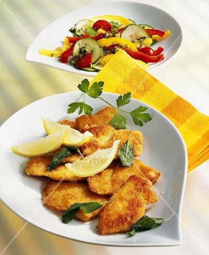 Hähnchenschnitzel mit Paprikasalat
