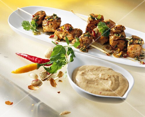 Scharfe Putenspiesse mit Erdnusssauce