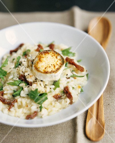 Goat's cheese on risotto with dried tomatoes and rocket