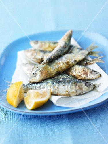 Sardines baked on sea salt with lemon