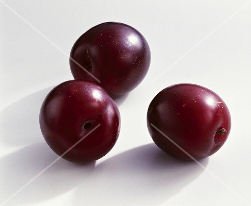 Drei Pflaumen der Sorte Redsweet
