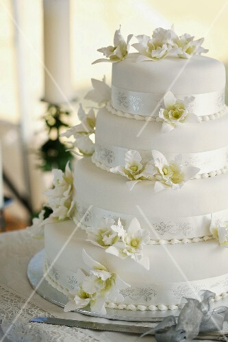 Four-tiered wedding cake with flowers