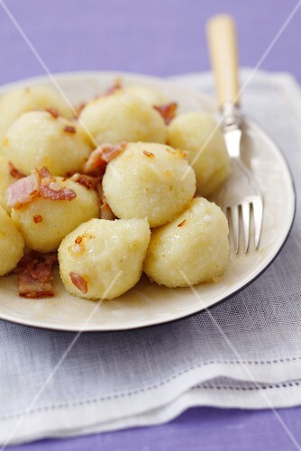 Potato dumplings with meat filling and fried bacon