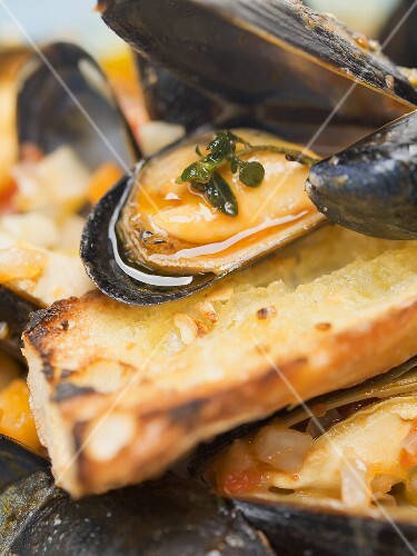 Cozze alla barese (Mussels in wine & vegetable broth, Italy)