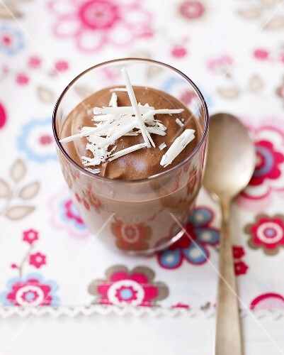 Mousse au chocolat im Glas mit weissen Schokospänen