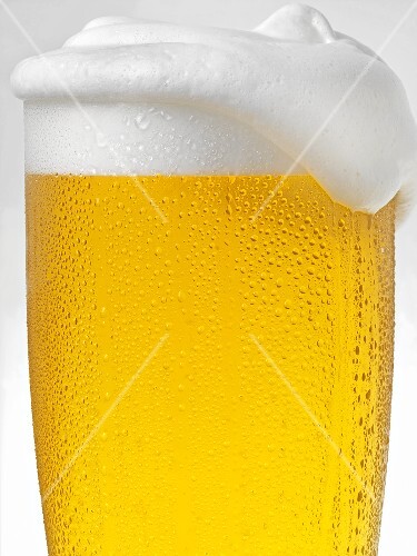 Pils im beschlagen Glas mit Schaumkrone
