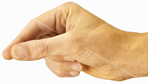 Hand deutet das Halten mit Daumen und Zeigefinger an