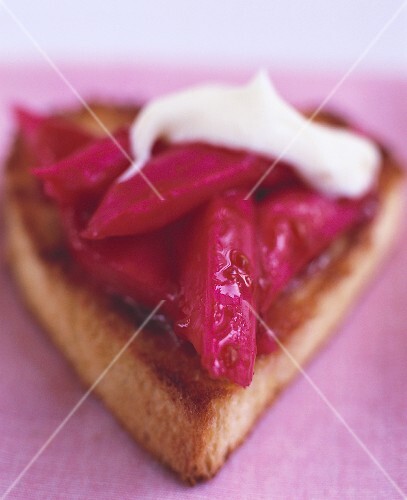 Heart-shaped rhubarb cake with mascarpone