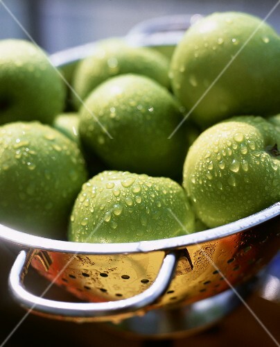 Frische Äpfel im Salatsieb