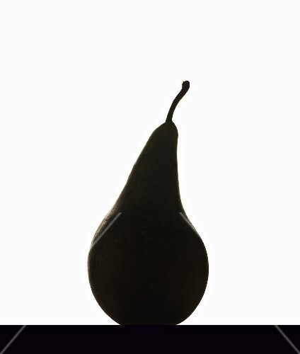 Eine Schwarze Birne vor weissem Hintergrund