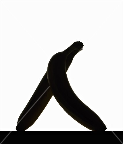 Zwei Bananen vor weissem Hintergrund