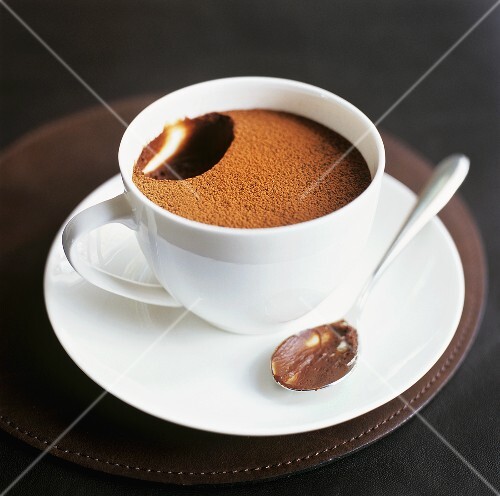 Mousse au chocolat in einer Tasse