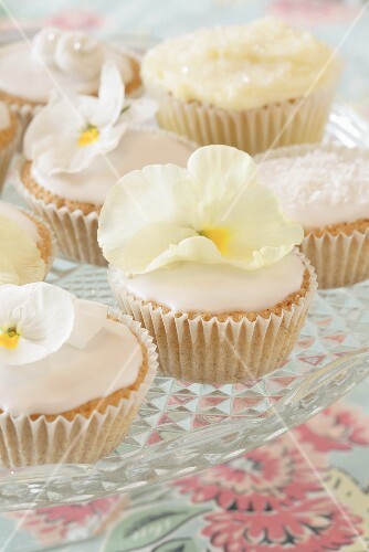 Cupcakes with white pansies
